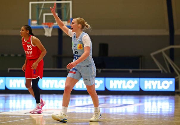 DBBL Pokal.-Viertelfinale, 03.01.2026, Sporthalle West in Dillingen (Saarland), Saarlouis Royals vs. Herner TC (67:54) emspor v.l.n.r. Jessika-Stefanie Schiffer (Saarlouis) bejubelt einen Korb