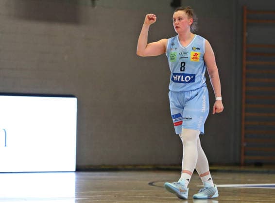 DBBL Pokal.-Viertelfinale, 03.01.2026, Sporthalle West in Dillingen (Saarland), Saarlouis Royals vs. Herner TC (67:54) emspor v.l.n.r. Roosa-Josefiina Lola Lehtoranta (Saarlouis) bejubelt den Sieg