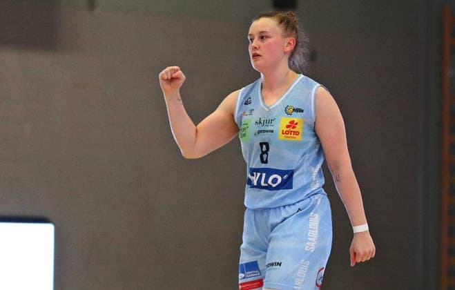 DBBL Pokal.-Viertelfinale, 03.01.2026, Sporthalle West in Dillingen (Saarland), Saarlouis Royals vs. Herner TC (67:54) emspor v.l.n.r. Roosa-Josefiina Lola Lehtoranta (Saarlouis) bejubelt den Sieg