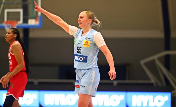 DBBL Pokal.-Viertelfinale, 03.01.2026, Sporthalle West in Dillingen (Saarland), Saarlouis Royals vs. Herner TC (67:54) emspor v.l.n.r. Jessika-Stefanie Schiffer (Saarlouis) bejubelt einen Korb