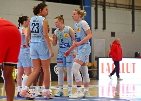 DBBL Pokal.-Viertelfinale, 03.01.2026, Sporthalle West in Dillingen (Saarland), Saarlouis Royals vs. Herner TC (67:54) emspor v.l.n.r. Saarlouis bejubelt die Halbzeitführung in einem Mannschaftskreis