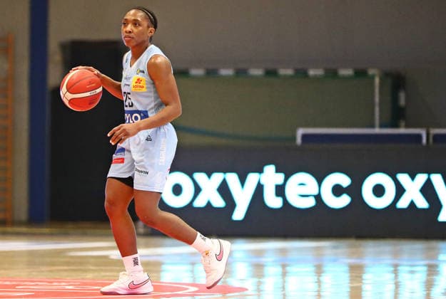 DBBL Pokal.-Viertelfinale, 03.01.2026, Sporthalle West in Dillingen (Saarland), Saarlouis Royals vs. Herner TC (67:54) emspor v.l.n.r. Martha Ann Burse (Saarlouis) bejubelt einen Korb während des Spiels