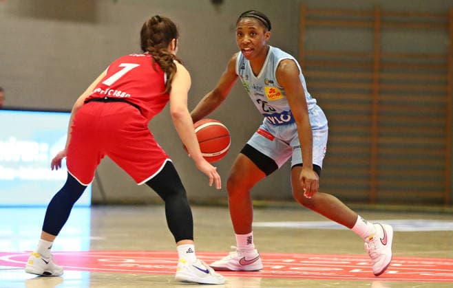 DBBL Pokal.-Viertelfinale, 03.01.2026, Sporthalle West in Dillingen (Saarland), Saarlouis Royals vs. Herner TC (67:54) emspor v.l.n.r. Jennifer Crowder (Herner TC), Martha Ann Burse (Saarlouis)
