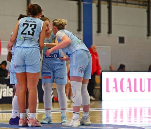 DBBL Pokal.-Viertelfinale, 03.01.2026, Sporthalle West in Dillingen (Saarland), Saarlouis Royals vs. Herner TC (67:54) emspor v.l.n.r. Saarlouis bejubelt die Halbzeitführung in einem Mannschaftskreis