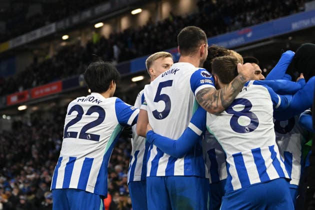 Brighton and Hove Albion v Burnley, Premier League Brighton And Hove Albion midfielder Kaoru Mitoma (22) Brighton And Hove Albion defender Lewis Dunk (5) and Brighton And Hove Albion midfielder Brajan Gruda (8) celebrates with team mates during the Premier League match between Brighton and Hove Albion and Burnley at the American Express Stadium, Brighton and Hove, UK on 3 January 2026. Brighton and Hove American Express Stadium East Sussex UK Editorial use only DataCo restrictions apply See www.football-dataco.com , Copyright: xPaulxBockingx PSI-23518-0052