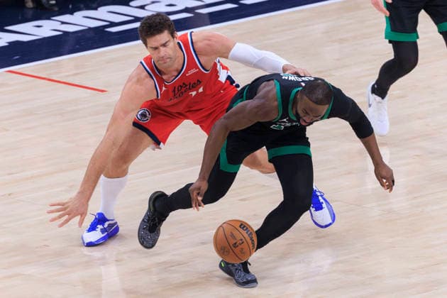 January 3, 2026, Inglewood, California, USA: Jaylen Brown 7 of the Boston Celtics runs past Brook Lopez 11 of the Los Angeles Clippers during their regular season NBA, Basketball Herren, USA game on Saturday January 3, 2026 at Intuit Dome in Inglewood, California. Clippers lose to Celtics, 146-115. ARIANA RUIZ PI Inglewood USA - ZUMAp124 20260103_zaa_p124_010 Copyright: xArianaxRuizx