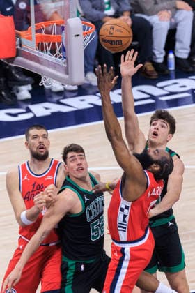 January 3, 2026, Inglewood, California, USA: James Harden 1 of the Los Angeles Clippers drives to the basket as Luka Garza 52 and Hugo Gonzalez 28 of the Boston Celtics defend during their regular season NBA, Basketball Herren, USA game on Saturday January 3, 2026 at Intuit Dome in Inglewood, California. Clippers lose to Celtics, 146-115. ARIANA RUIZ PI Inglewood USA - ZUMAp124 20260103_zaa_p124_013 Copyright: xArianaxRuizx