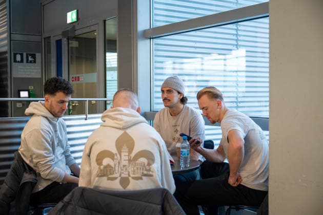 Spieler von Darmstadt 98 am Flughafen Frankfurt, GER, SV Darmstadt 98, Fussball, 2. Bundesliga, Trainingslager in El Saler, 1. Tag, 04.01.2026. GER SV Darmstadt 98, Fussball, 2. Bundesliga, Trainingslager in El Saler, 1. Tag, 04.01.2026. Frankfurt