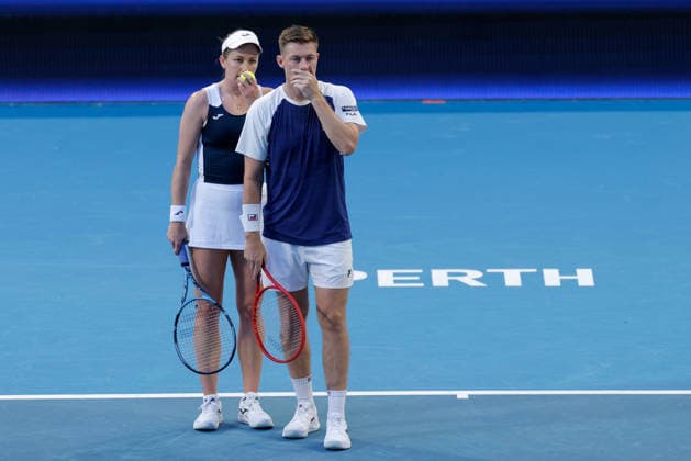 TENNIS UNITED CUP PERTH, Olivia Nicholls and Neal Skupski of Great Britain in action against Nao Hibino and Yasutaka Uchiyama of Japan during the United Cup day three doubles match between Great Britain and Japan at RAC Arena in Perth, Sunday, January 4, 2026. ( NO ARCHIVING, EDITORIAL USE ONLY PERTH WESTERN AUSTRALIA AUSTRALIA  Copyright: xRICHARDxWAINWRIGHTx 20260104185123518325