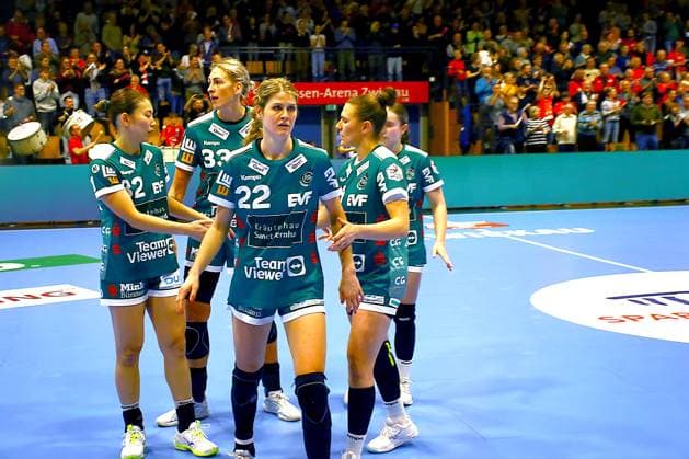 Enttäuschung nach dem Schlusspfiff bei Haruno Sasaki (Göppingen) , Luisa Schulze (Göppingen) , Sina Ehmann (Göppingen) und Louisa De Bellis (Göppingen, v.l.n.r.) Handball Frauen 1.Bundesliga 2025 26 BSV Sachsen Zwickau - Frisch Auf Göppingen 25:23 am 3.1.2026 in der Sparkassen-Arena Zwickau BSV Sachsen Zwickau - Frisch Auf Göppingen