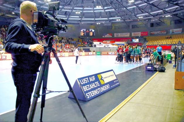 Fernsehkamera in der Sparkassen-Arena Zwickau Handball Frauen 1.Bundesliga 2025 26 BSV Sachsen Zwickau - Frisch Auf Göppingen 25:23 am 3.1.2026 BSV Sachsen Zwickau - Frisch Auf Göppingen