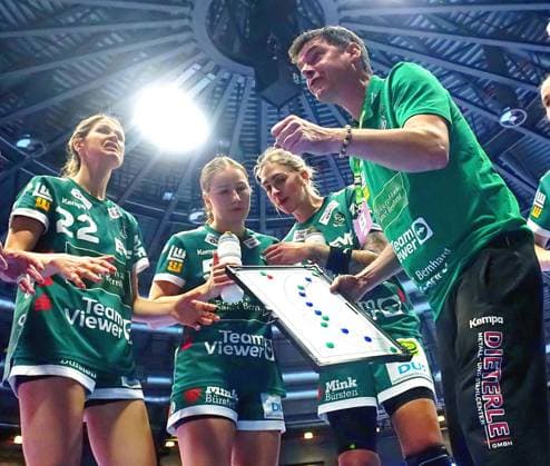 Trainer Nico Kiener (Göppingen) inmitten seines Teams während einer Auszeit Handball Frauen 1.Bundesliga 2025 26 BSV Sachsen Zwickau - Frisch Auf Göppingen 25:23 am 3.1.2026 in der Sparkassen-Arena Zwickau BSV Sachsen Zwickau - Frisch Auf Göppingen