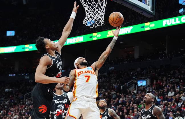 January 3, 2026, Toronto, On, Canada: Atlanta Hawks Nickeil Alexander-Walker (7) shoots as Toronto Raptors Scottie Barnes (left) defends during second half NBA, Basketball Herren, USA basketball action in Toronto on Saturday, Jan. 3, 2026. Canada News - January 3, 2026  - ZUMAc35_ 20260103_zaf_c35_120 Copyright: xFrankxGunnx