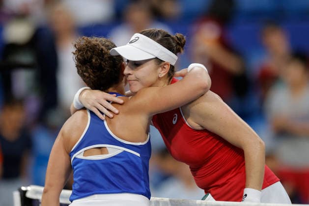 TENNIS UNITED CUP PERTH, Belinda Bencic of Switzerland is congratulated by Jasmine Paolini of Italy after winning the United Cup day three match between Italy and Switzerland at RAC Arena in Perth, Sunday, January 4, 2026. ( NO ARCHIVING, EDITORIAL USE ONLY PERTH WESTERN AUSTRALIA AUSTRALIA  Copyright: xRICHARDxWAINWRIGHTx 20260104128041376020