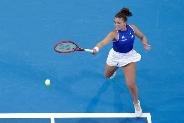TENNIS UNITED CUP PERTH, Jasmine Paolini of Italy in action against Belinda Bencic of Switzerland during the United Cup day three match between Italy and Switzerland at RAC Arena in Perth, Sunday, January 4, 2026. ( NO ARCHIVING, EDITORIAL USE ONLY PERTH WESTERN AUSTRALIA AUSTRALIA  Copyright: xRICHARDxWAINWRIGHTx 20260104191474364542