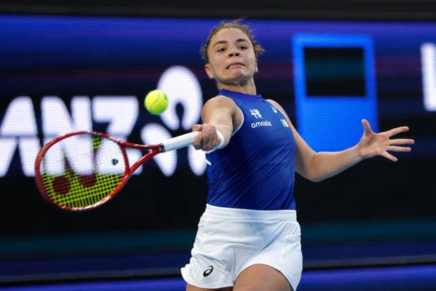 TENNIS UNITED CUP PERTH, Jasmine Paolini of Italy in action against Belinda Bencic of Switzerland during the United Cup day three match between Italy and Switzerland at RAC Arena in Perth, Sunday, January 4, 2026. ( NO ARCHIVING, EDITORIAL USE ONLY PERTH WESTERN AUSTRALIA AUSTRALIA  Copyright: xRICHARDxWAINWRIGHTx 20260104115001004300