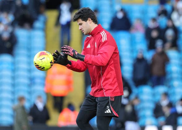 Premier League Leeds United v Manchester United, ManU Manchester United goalkeeper Senne Lammens in the pregame warmup session during the Premier League match Leeds United vs Manchester United at Elland Road, Leeds, United Kingdom, 4th January 2026 (Photo by Richard Bierton News Images) Leeds Elland Road West Yorkshire United Kingdom Copyright: xRichardxBierton NewsxImagesx