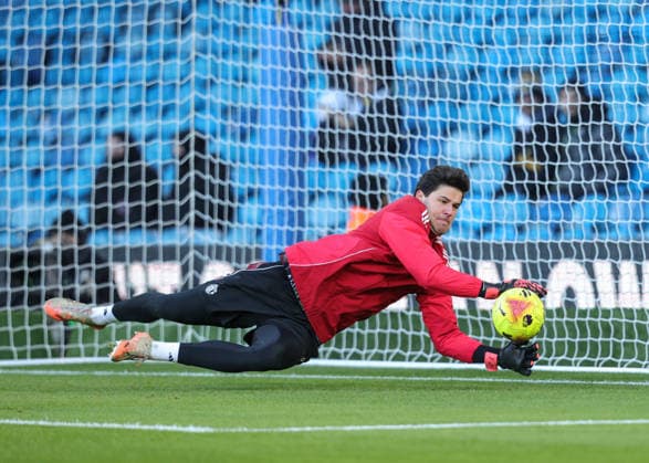 Premier League Leeds United v Manchester United, ManU Manchester United goalkeeper Senne Lammens in the pregame warmup session during the Premier League match Leeds United vs Manchester United at Elland Road, Leeds, United Kingdom, 4th January 2026 (Photo by Richard Bierton News Images) Leeds Elland Road West Yorkshire United Kingdom Copyright: xRichardxBierton NewsxImagesx