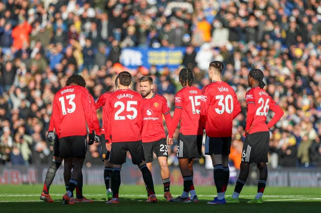 Leeds United v Manchester United, ManU Premier League Manchester United defender Luke Shaw (23) talks with team during the Leeds United v Manchester United Premier League match at Elland Road, Leeds, England on 4 January 2026 Credit: Phil Duncan Every Second Media Editorial use only. All images are copyright Every Second Media Limited. No images may be reproduced without prior permission. All rights reserved. Premier League and Football League images are subject to licensing agreements with Football DataCo Limited. see https: www.football-dataco.com Copyright: xIMAGO EveryxSecondxMediax ESM-1736-0017 PhilxDuncanx xEveryxSecondxMediax