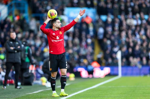 Leeds United v Manchester United, ManU Premier League Manchester United defender Diogo Dalot (2) gestures during the Leeds United v Manchester United Premier League match at Elland Road, Leeds, England on 4 January 2026 Credit: Phil Duncan Every Second Media Editorial use only. All images are copyright Every Second Media Limited. No images may be reproduced without prior permission. All rights reserved. Premier League and Football League images are subject to licensing agreements with Football DataCo Limited. see https: www.football-dataco.com Copyright: xIMAGO EveryxSecondxMediax ESM-1736-0020 PhilxDuncanx xEveryxSecondxMediax