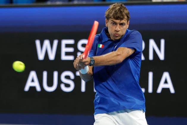 TENNIS UNITED CUP PERTH, Flavio Cobolli of Italy in action against Stan Wawrinka of Switzerland during the United Cup day three match between Italy and Switzerland at RAC Arena in Perth, Sunday, January 4, 2026. ( NO ARCHIVING, EDITORIAL USE ONLY PERTH WESTERN AUSTRALIA AUSTRALIA  Copyright: xRICHARDxWAINWRIGHTx 20260104161380347704