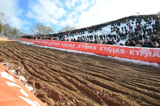 Lot of people on a cold day with snow for the women s elite race at the World Cup cyclocross cycling event in Zonhoven on Sunday 04 January 2026, stage 9 (out of 12) of the UCI World Cup competition. DAVIDxPINTENS  x153495447x