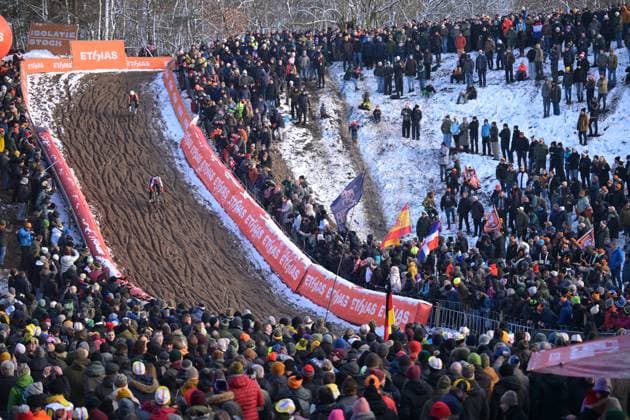 Lot of people on a cold day with snow for the women s elite race at the World Cup cyclocross cycling event in Zonhoven on Sunday 04 January 2026, stage 9 (out of 12) of the UCI World Cup competition. DAVIDxPINTENS  x153496050x