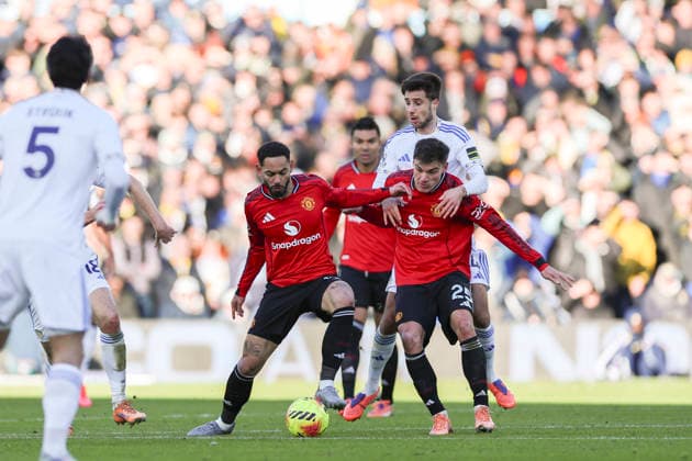 Leeds United v Manchester United, ManU Premier League Manchester United forward Matheus Cunha (10) Manchester United midfielder Manuel Ugarte (25) Leeds United midfielder Ilia Gruev (44) battle during the Leeds United v Manchester United Premier League match at Elland Road, Leeds, England on 4 January 2026 Credit: Phil Duncan Every Second Media Editorial use only. All images are copyright Every Second Media Limited. No images may be reproduced without prior permission. All rights reserved. Premier League and Football League images are subject to licensing agreements with Football DataCo Limited. see https: www.football-dataco.com Copyright: xIMAGO EveryxSecondxMediax ESM-1736-0029 PhilxDuncanx xEveryxSecondxMediax