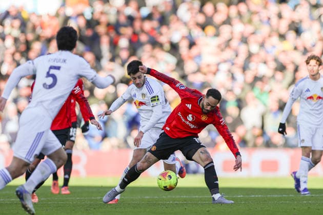 Leeds United v Manchester United, ManU Premier League Manchester United forward Matheus Cunha (10) Leeds United midfielder Ilia Gruev (44) battle during the Leeds United v Manchester United Premier League match at Elland Road, Leeds, England on 4 January 2026 Credit: Phil Duncan Every Second Media Editorial use only. All images are copyright Every Second Media Limited. No images may be reproduced without prior permission. All rights reserved. Premier League and Football League images are subject to licensing agreements with Football DataCo Limited. see https: www.football-dataco.com Copyright: xIMAGO EveryxSecondxMediax ESM-1736-0030 PhilxDuncanx xEveryxSecondxMediax