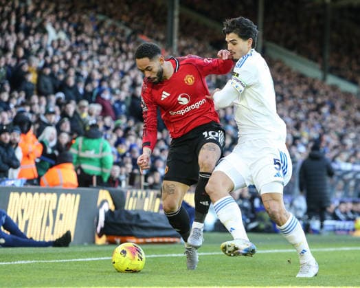 Premier League Leeds United v Manchester United, ManU Matheus Cunha of Manchester United and Pascal Struijk of Leeds United battle for the ball during the Premier League match Leeds United vs Manchester United at Elland Road, Leeds, United Kingdom, 4th January 2026 (Photo by Richard Bierton News Images) Leeds Elland Road West Yorkshire United Kingdom Copyright: xRichardxBierton NewsxImagesx