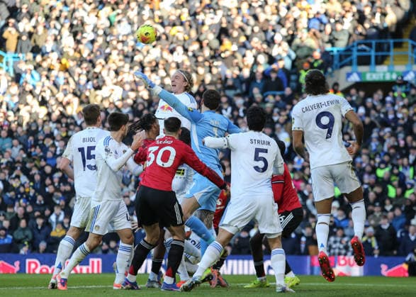 Premier League Leeds United v Manchester United, ManU Sebastiaan Bornauw of Leeds United jumps up to win the high ball during the Premier League match Leeds United vs Manchester United at Elland Road, Leeds, United Kingdom, 4th January 2026 (Photo by Richard Bierton News Images) Leeds Elland Road West Yorkshire United Kingdom Copyright: xRichardxBierton NewsxImagesx