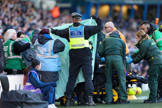 Leeds United v Manchester United, ManU Premier League Ambulance crew deal with a medical emergency at the side of the pitch during the Leeds United v Manchester United Premier League match at Elland Road, Leeds, England on 4 January 2026 Credit: Phil Duncan Every Second Media Editorial use only. All images are copyright Every Second Media Limited. No images may be reproduced without prior permission. All rights reserved. Premier League and Football League images are subject to licensing agreements with Football DataCo Limited. see https: www.football-dataco.com Copyright: xIMAGO EveryxSecondxMediax ESM-1736-0041 PhilxDuncanx xEveryxSecondxMediax