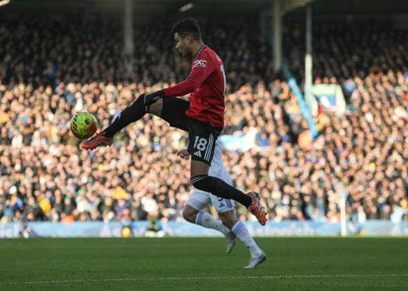 Premier League Leeds United v Manchester United, ManU Casemiro of Manchester United controls the ball during the Premier League match Leeds United vs Manchester United at Elland Road, Leeds, United Kingdom, 4th January 2026 (Photo by Richard Bierton News Images) Leeds Elland Road West Yorkshire United Kingdom Copyright: xRichardxBierton NewsxImagesx
