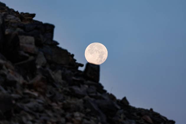 DAKAR 2026 - STAGE 1 The moon during the Stage 1 of the Dakar 2026, on January 4, 2026 around Yanbu, Saudi Arabia - YanbuSaudi Arabia  Copyright: xFLORENTxGOODENx