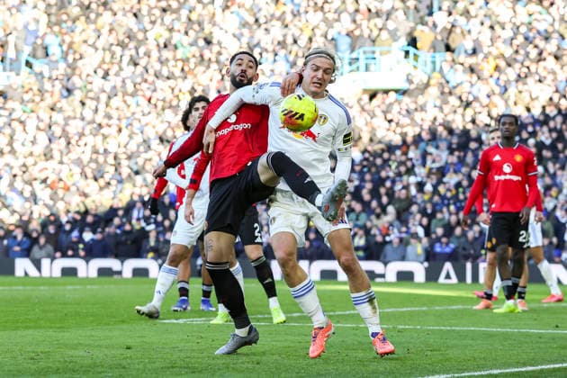 Leeds United v Manchester United, ManU Premier League Manchester United forward Matheus Cunha (10) and Leeds United defender Sebastiaan Bornauw (23) battle during the Leeds United v Manchester United Premier League match at Elland Road, Leeds, England on 4 January 2026 Credit: Phil Duncan Every Second Media Editorial use only. All images are copyright Every Second Media Limited. No images may be reproduced without prior permission. All rights reserved. Premier League and Football League images are subject to licensing agreements with Football DataCo Limited. see https: www.football-dataco.com Copyright: xIMAGO EveryxSecondxMediax ESM-1736-0071 PhilxDuncanx xEveryxSecondxMediax