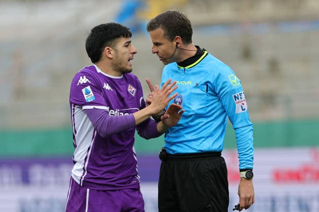 ACF Fiorentina v US Cremonese - Campionato Serie A Fabiano Parisi of ACF Fiorentina speaks to referee during the Italian Serie A football match between ACF Fiorentina and US Cremonese ,on January 4 ,2026 at the Artemio-Franchi stadium in Florence. Firenze FI Italy  Copyright: xAndreaxMartinix originalFilename:martini-acffiore260104_npFj4.jpg