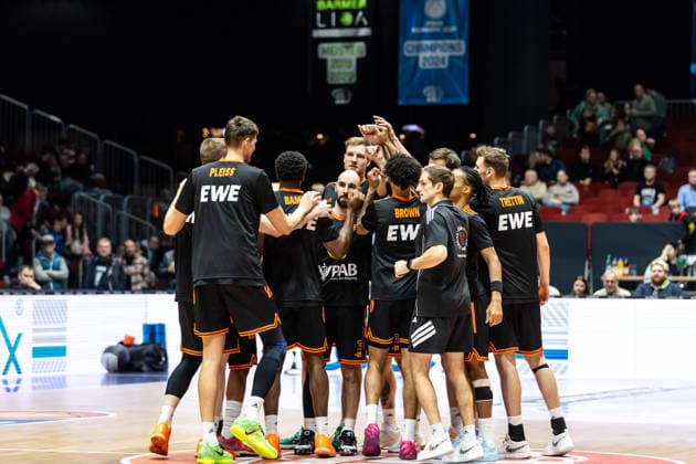 GER, easy-Credit Basketball-Bundesliga, Niners Chemnitz - RASTA Vechta. 04.01.2026, Messe, Chemnitz, GER, easy-Credit Basketball-Bundesliga, Niners Chemnitz - RASTA Vechta. Schulterschluss von RASTA Vechta Foto Alexander Trienitz Chemnitz Messe Sachsen Deutschland