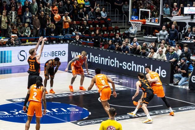 GER, easy-Credit Basketball-Bundesliga, Niners Chemnitz - RASTA Vechta. 04.01.2026, Messe, Chemnitz, GER, easy-Credit Basketball-Bundesliga, Niners Chemnitz - RASTA Vechta. Lars Thiemann (RASTA Vechta 21) bei einem Freiwurf Foto Alexander Trienitz Chemnitz Messe Sachsen Deutschland