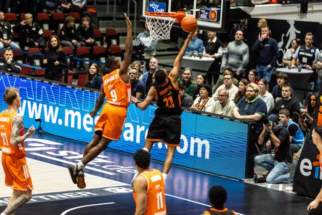 GER, easy-Credit Basketball-Bundesliga, Niners Chemnitz - RASTA Vechta. 04.01.2026, Messe, Chemnitz, GER, easy-Credit Basketball-Bundesliga, Niners Chemnitz - RASTA Vechta. Alonzo Verge Jr. (RASTA Vechta 11), John Edward Newman III (Niners Chemnitz, 9) Foto Alexander Trienitz Chemnitz Messe Sachsen Deutschland