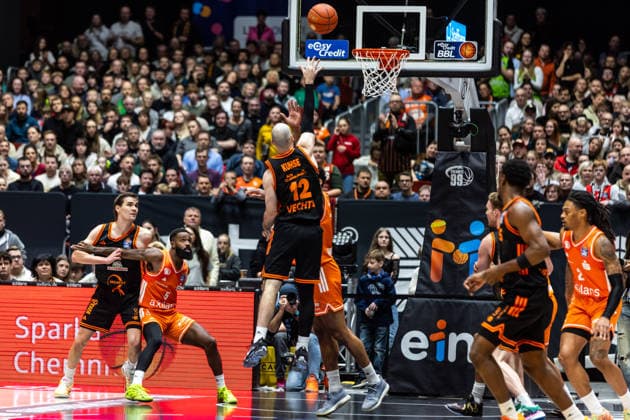 GER, easy-Credit Basketball-Bundesliga, Niners Chemnitz - RASTA Vechta. 04.01.2026, Messe, Chemnitz, GER, easy-Credit Basketball-Bundesliga, Niners Chemnitz - RASTA Vechta. Tommy Kuhse (RASTA Vechta 12) Foto Alexander Trienitz Chemnitz Messe Sachsen Deutschland