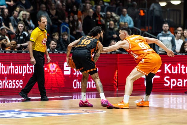 GER, easy-Credit Basketball-Bundesliga, Niners Chemnitz - RASTA Vechta. 04.01.2026, Messe, Chemnitz, GER, easy-Credit Basketball-Bundesliga, Niners Chemnitz - RASTA Vechta. Tevin Brown (RASTA Vechta 10), Yordan Minchev (Niners Chemnitz, 91) Foto Alexander Trienitz Chemnitz Messe Sachsen Deutschland