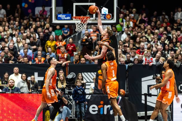 GER, easy-Credit Basketball-Bundesliga, Niners Chemnitz - RASTA Vechta. 04.01.2026, Messe, Chemnitz, GER, easy-Credit Basketball-Bundesliga, Niners Chemnitz - RASTA Vechta. Lars Thiemann (RASTA Vechta 21) mit einem Dunk Foto Alexander Trienitz Chemnitz Messe Sachsen Deutschland