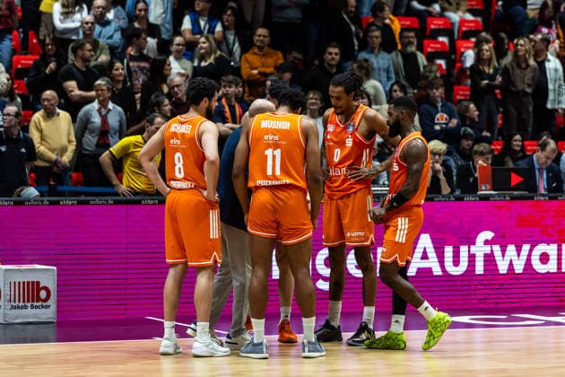 GER, easy-Credit Basketball-Bundesliga, Niners Chemnitz - RASTA Vechta. 04.01.2026, Messe, Chemnitz, GER, easy-Credit Basketball-Bundesliga, Niners Chemnitz - RASTA Vechta. Rodrigo Pastore (Head Coach), Niners Chemnitz spricht mit seinen Spielern Foto Alexander Trienitz Chemnitz Messe Sachsen Deutschland