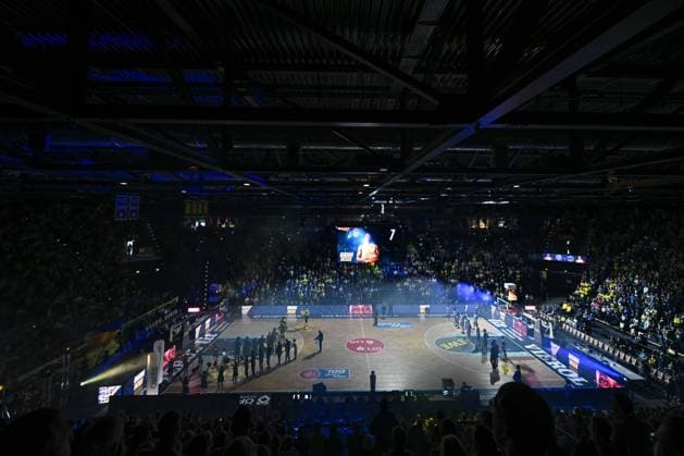 GER, Basketball, easy Credit- BBL, EWE Baskets Oldenburg vs ALBA Berlin 04.01.2026, EWE Arena, Oldenburg, GER, easy Credit-BBL, EWE Baskets Oldenburg vs ALBA Berlin, im Bild kurz vor dem Tip-Off