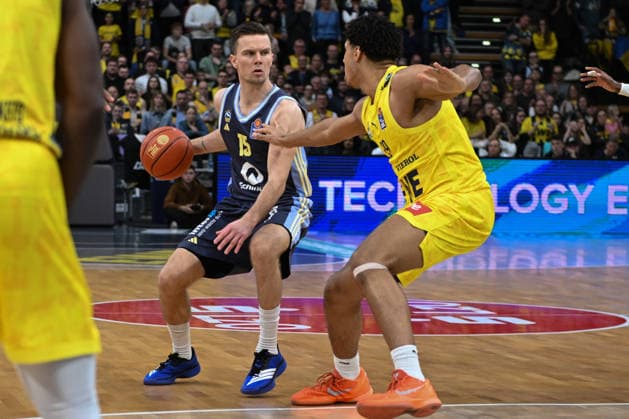GER, Basketball, easy Credit- BBL, EWE Baskets Oldenburg vs ALBA Berlin 04.01.2026, EWE Arena, Oldenburg, GER, easy Credit-BBL, EWE Baskets Oldenburg vs ALBA Berlin, im Bild Martin HERMANNSSON ( ALBA Berlin 15 ) Colin SCHROEDER ( EWE Baskets Oldenburg 29 )