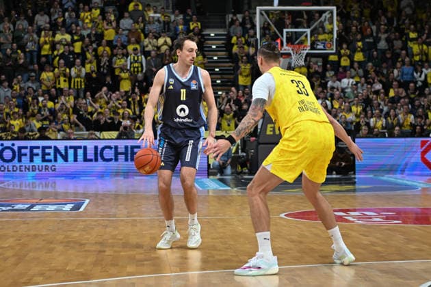 GER, Basketball, easy Credit- BBL, EWE Baskets Oldenburg vs ALBA Berlin 04.01.2026, EWE Arena, Oldenburg, GER, easy Credit-BBL, EWE Baskets Oldenburg vs ALBA Berlin, im Bild Moses WOOD ( ALBA Berlin 11 ) ZUBCIC ( EWE Baskets Oldenburg 33 )
