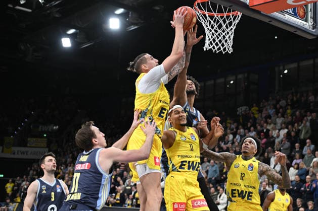GER, Basketball, easy Credit- BBL, EWE Baskets Oldenburg vs ALBA Berlin 04.01.2026, EWE Arena, Oldenburg, GER, easy Credit-BBL, EWE Baskets Oldenburg vs ALBA Berlin, im Bild Tomislav ZUBCIC ( EWE Baskets Oldenburg 33 ) EX-Oldenburger Norris AGBAKOKO ( ALBA Berlin 17 ) Michale KYSER ( EWE Baskets Oldenburg 12 ) Moses WOOD ( ALBA Berlin 11 ) Nicholas TISCHLER ( EWE Baskets Oldenburg 11 )