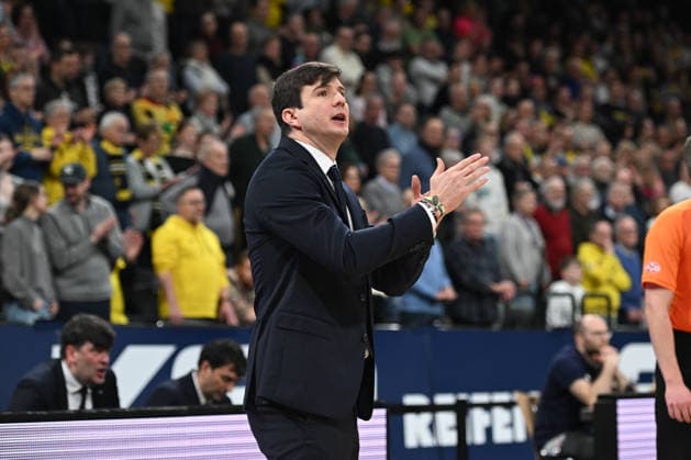 GER, Basketball, easy Credit- BBL, EWE Baskets Oldenburg vs ALBA Berlin 04.01.2026, EWE Arena, Oldenburg, GER, easy Credit-BBL, EWE Baskets Oldenburg vs ALBA Berlin, im Bild Pedro CALLES ( ALBA Berlin Headcoach Head-Coach )