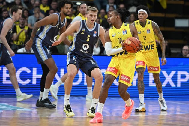 GER, Basketball, easy Credit- BBL, EWE Baskets Oldenburg vs ALBA Berlin 04.01.2026, EWE Arena, Oldenburg, GER, easy Credit-BBL, EWE Baskets Oldenburg vs ALBA Berlin, im Bild James WOODARD ( EWE Baskets Oldenburg 10 ) Sam GRIESEL ( ALBA Berlin 5 )