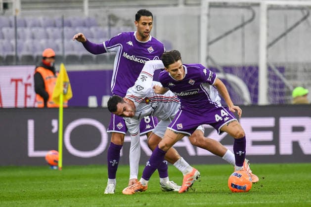 CALCIO - Serie A - ACF Fiorentina vs US Cremonese Nicolo Fagioli (Fiorentina) fights for the ball against Federico Bonazzoli (Cremonese) during ACF Fiorentina vs US Cremonese, Italian soccer Serie A match in Florence, Italy, January 04 2026 Florence Italy  Copyright: xIPAxSport ABACAx